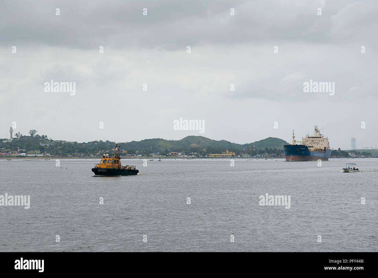 COATZACOALCOS, VER/MEXIKO - 18 Aug, 2018: eine maritime Pilot, Avimar-1, führt den Caribe Ilse Öl- und Chemikalientanker Stockfoto