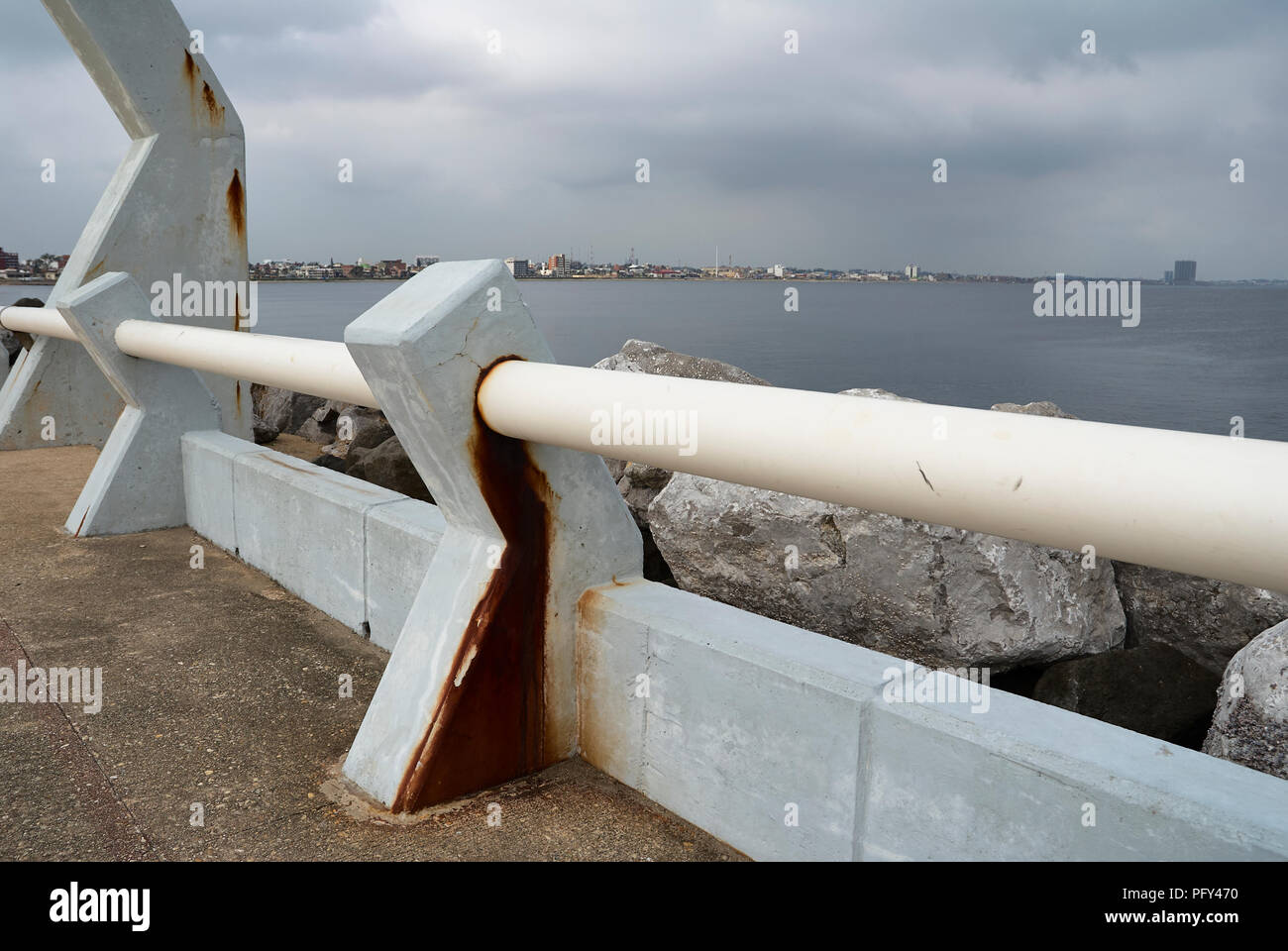 COATZACOALCOS, VER/Mexiko: 17.August 2018: Die wellenbrecher Beton Oxidation durch windsand Wasser aus dem Meer zu Kochsalzlösung Stockfoto