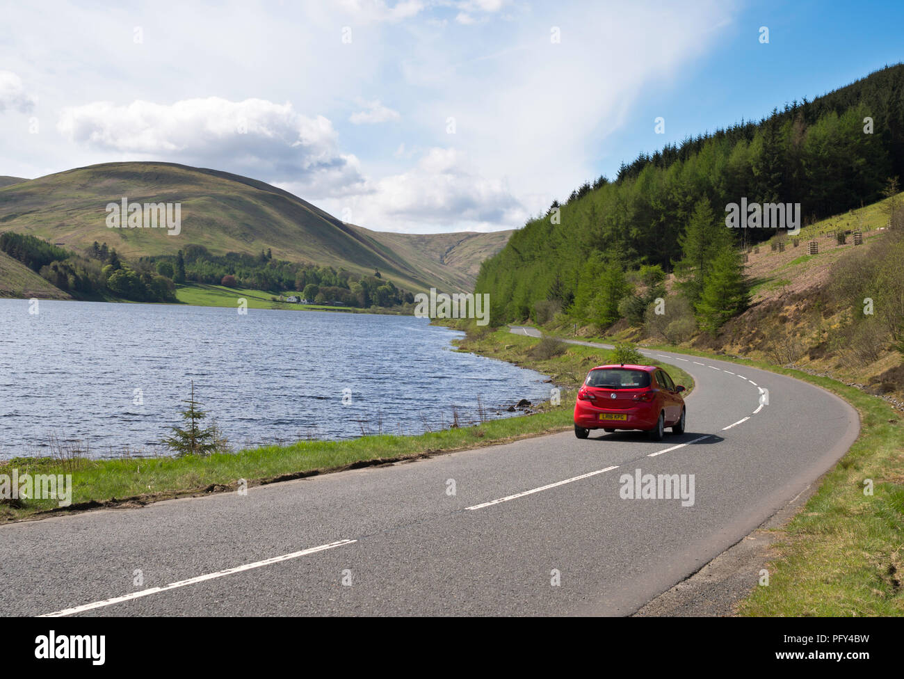 Ein Auto entlang der A708 Straße neben dem Loch der Lowes zwischen Moffat und Selkirk, Scottish Borders, Schottland, Großbritannien fahren Stockfoto