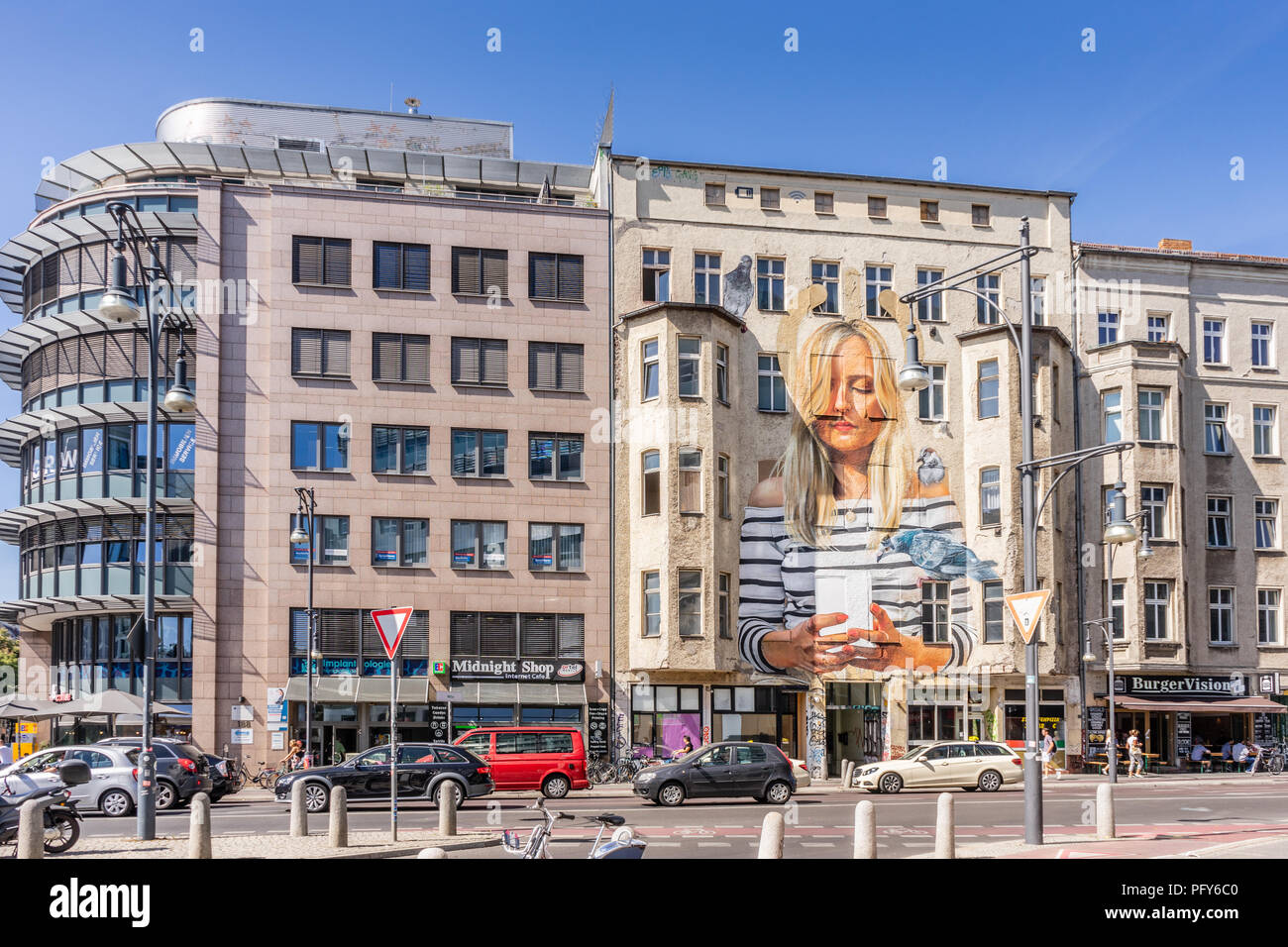 Urban Street Szene mit Street Art Graffiti an einer Fassade in der Schönhauser Allee im Berliner Bezirk Mitte Sommer 2018, Berlin, Deutschland Stockfoto