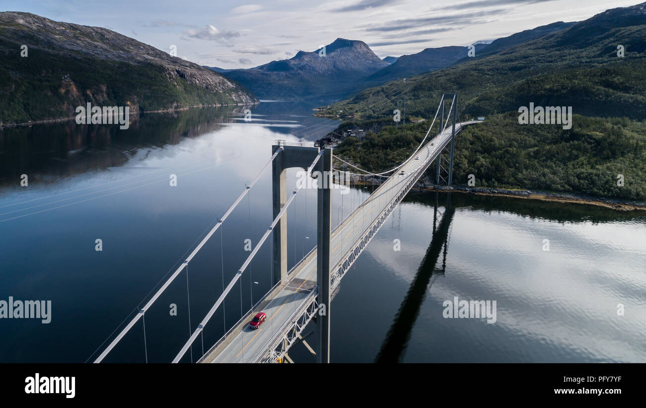 Luftaufnahme der Brücke Rombaksbrua über Straumen Bucht von Ofotfjord. Autos auf der Brücke und die Berge im Hintergrund. Narvik, Norwegen Stockfoto