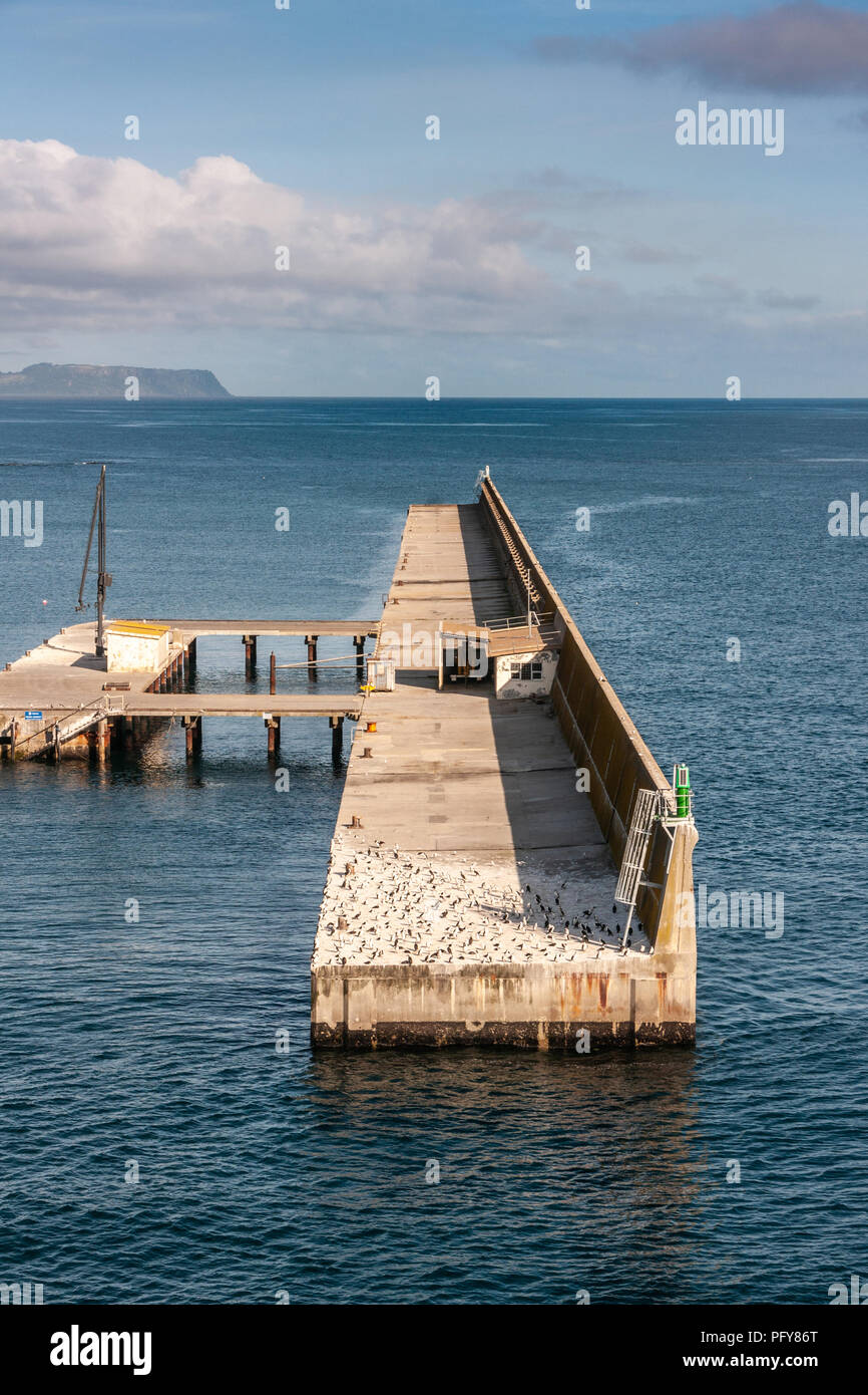 Burnie, Tasmanien, Australien - 15. Dezember 2009: Seitliche Nahaufnahme von braun-beige defensive Sea Wall durch blaue Wasser vor Hafen umgeben. Viel o Stockfoto