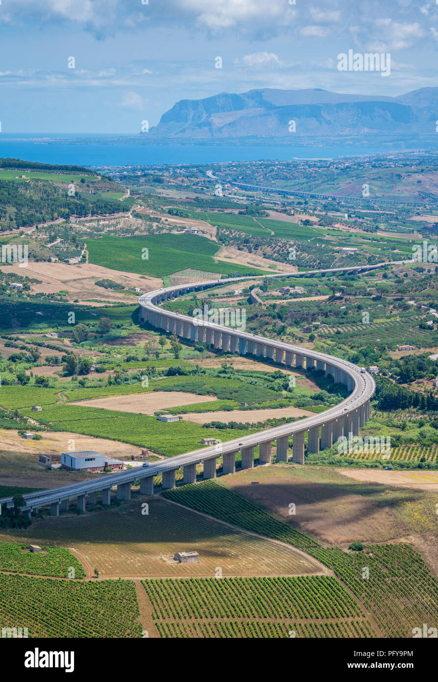 Panoramablick auf die umliegende Landschaft von Segesta, Antike griechische Stadt in Sizilien, Süditalien. Stockfoto