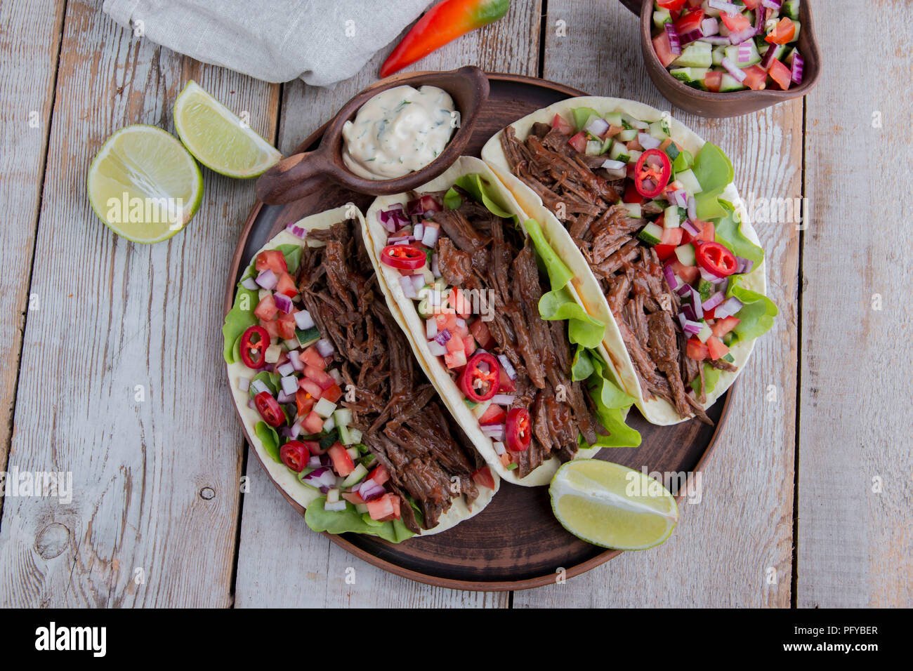 Mexikanische Tacos mit gebratenem Rindfleisch, Soße und salsa Tomaten ...