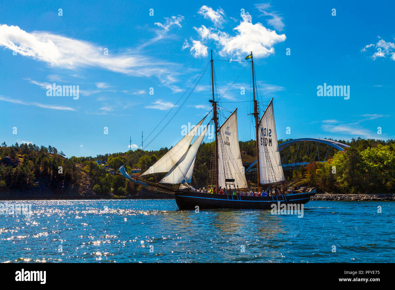 Ein Segelschiff mit Touristen an Bord in den Stockholmer Schären, Stockholm, Schweden Stockfoto