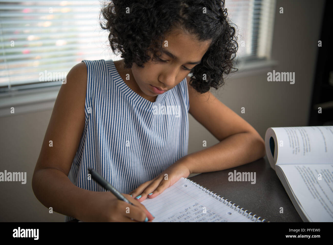 Junge Madchen Studieren Zu Hause An Einem Tisch Mit Einem Lehrbuch