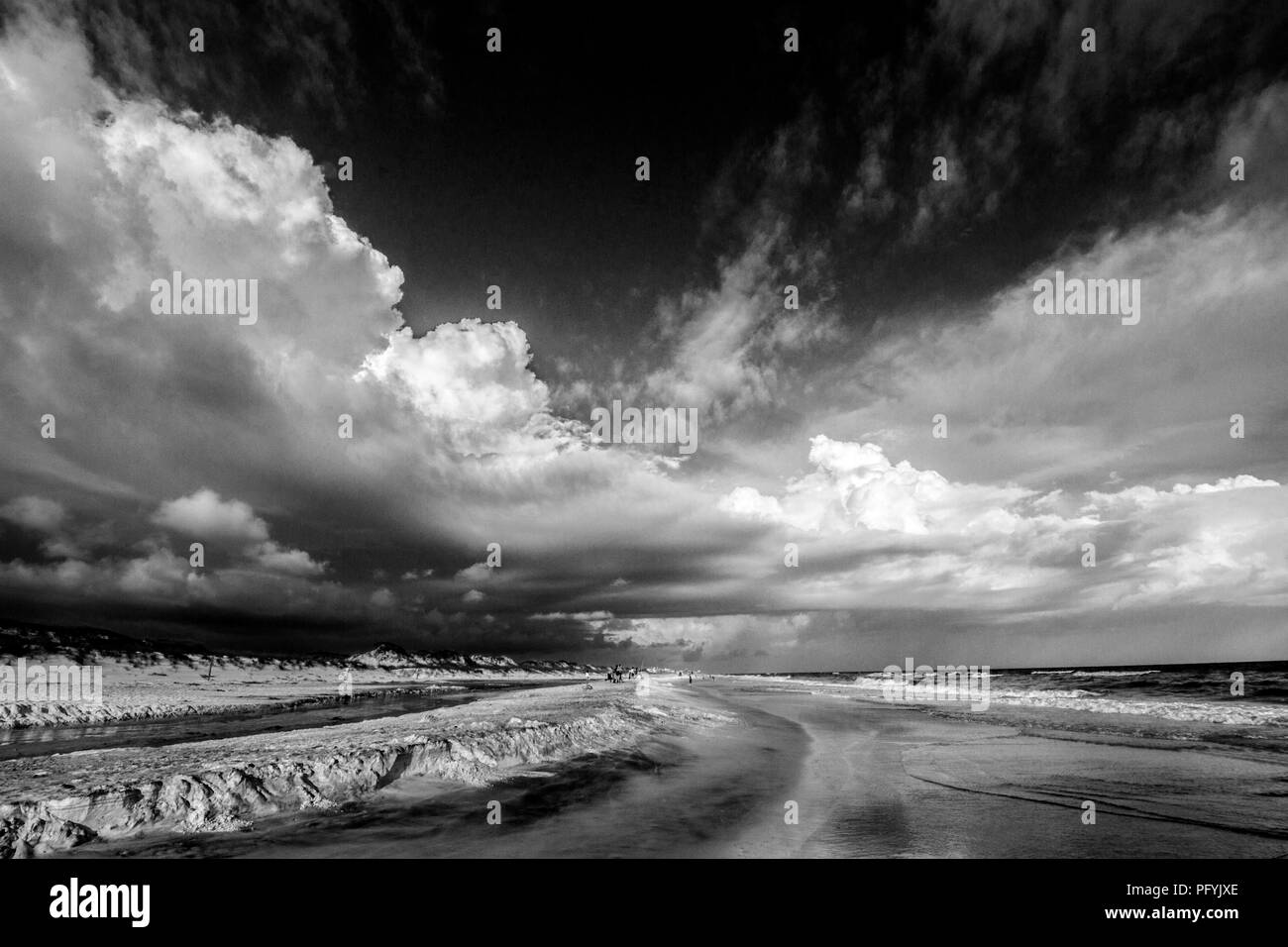Foto von Destin Beach in Schwarz und Weiß Stockfoto