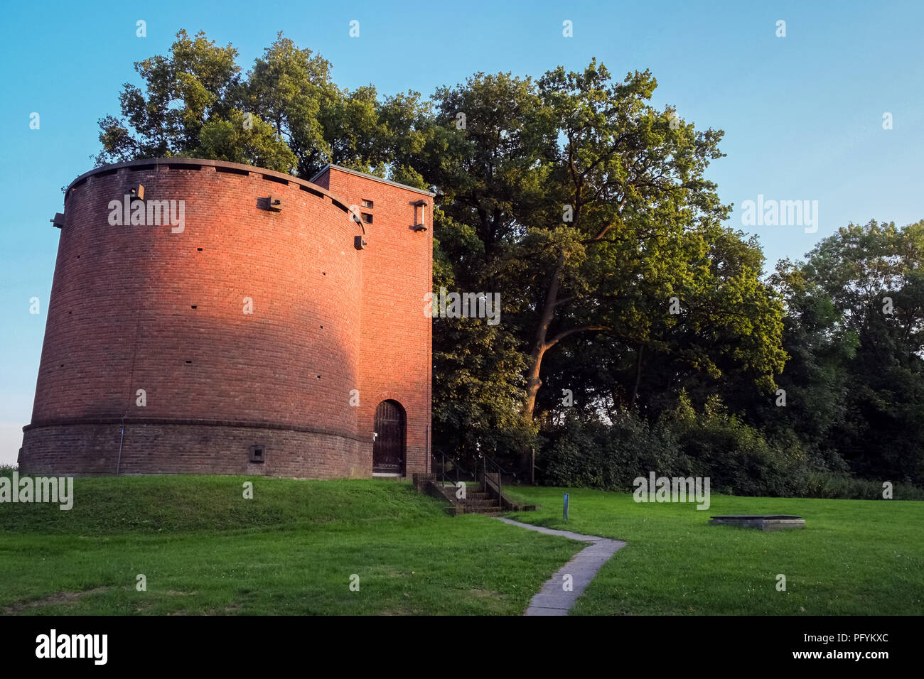 Sonne am Wasserturm von Ootmarsum (Overijssel, Niederlande). 1934 Bauen, es erinnert an den Stil der Amsterdamer Schule Stockfoto