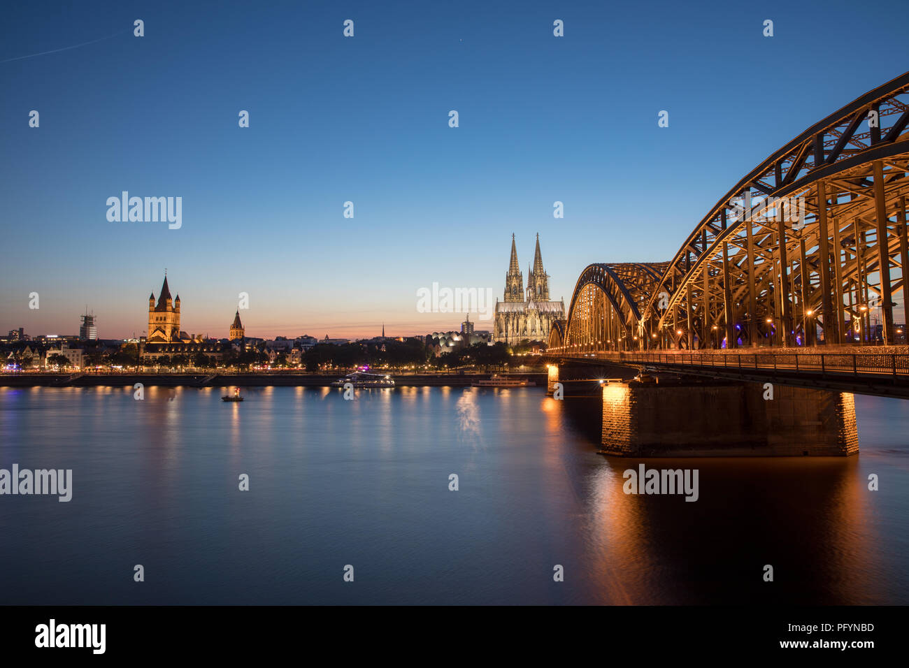 Ein Blick auf die Brücke und den Kölner Dom von der Riverside bei Nacht Stockfoto