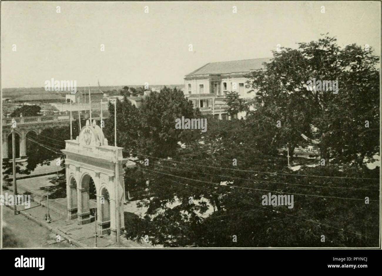 . Der Kuba zu überprüfen. Wati 'i-l-'mm (â icntucgos. Soweit in diesem Abschnitt, wie auch andere von der Insel, praktisch über die Produk-tion von Zucker, es Maj' leicht nachvollzogen werden, dass, abgesehen von den üblichen Lebensmittel und Artikel von Bekleidung, Importe werden weitgehend auf die Voraussetzungen der Zuckerrohr Feld und Mühle beschränkt und die Teilnahme an Nebenprodukten, nämlich, Melasse und Alkohol. Der Export von Cienfuegos 1915 verzeichnete einen Anstieg gegenüber dem 191-1 von S 12,423,- 903, die insgesamt 29,8 ol, erreichen S-432, die Ware in Höhe von Â§ 23,320,072 war zu Häfen in den USA gesendet Stockfoto