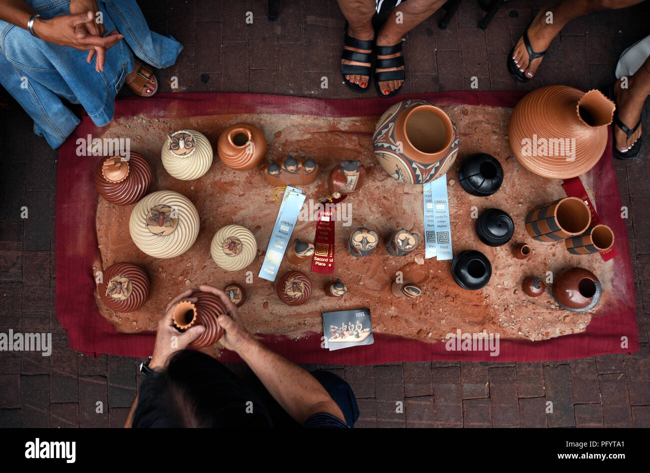 Native-American Künstler und ihren Ton in der Santa Fe indischen Markt verkaufen. Stockfoto