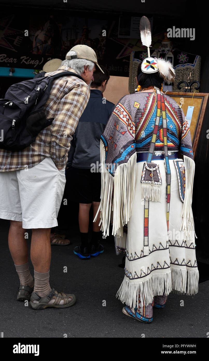 Native American (Standing Rock Lakota) Raupe und Quillwork artist Beverly Bär König Moran am Santa Fe indischen Markt. Stockfoto