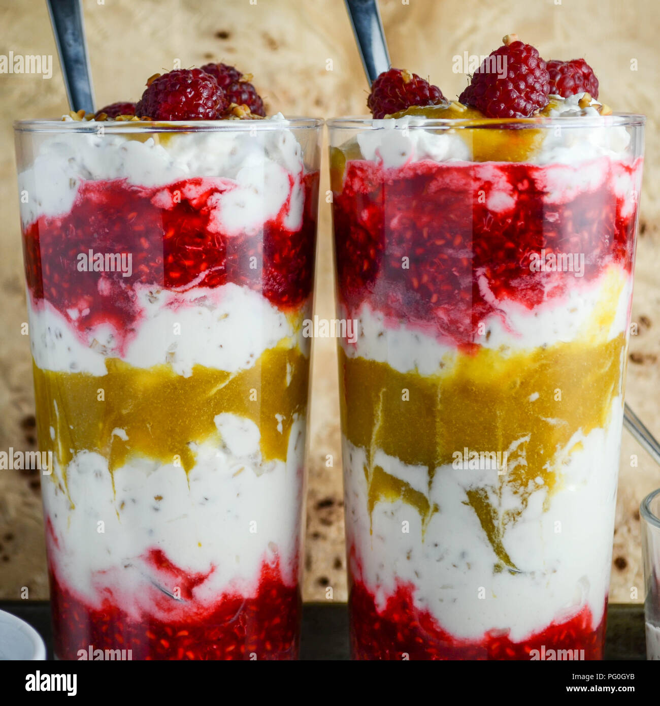 Cranachan - eine schottische Dessert mit Sahne, Whisky-getränkten gerösteter Hafer, pürierte Himbeeren und (in diesem Fall) renekloden. Stockfoto