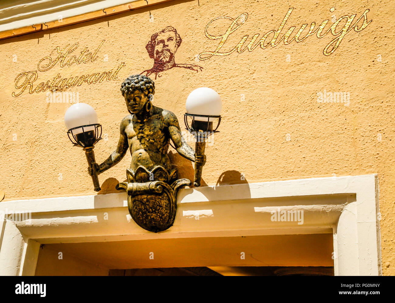 Reich verzierte Laternen über dem Eingang des Hotel Restaurant Ludwigs in Füssen, Deutschland Stockfoto