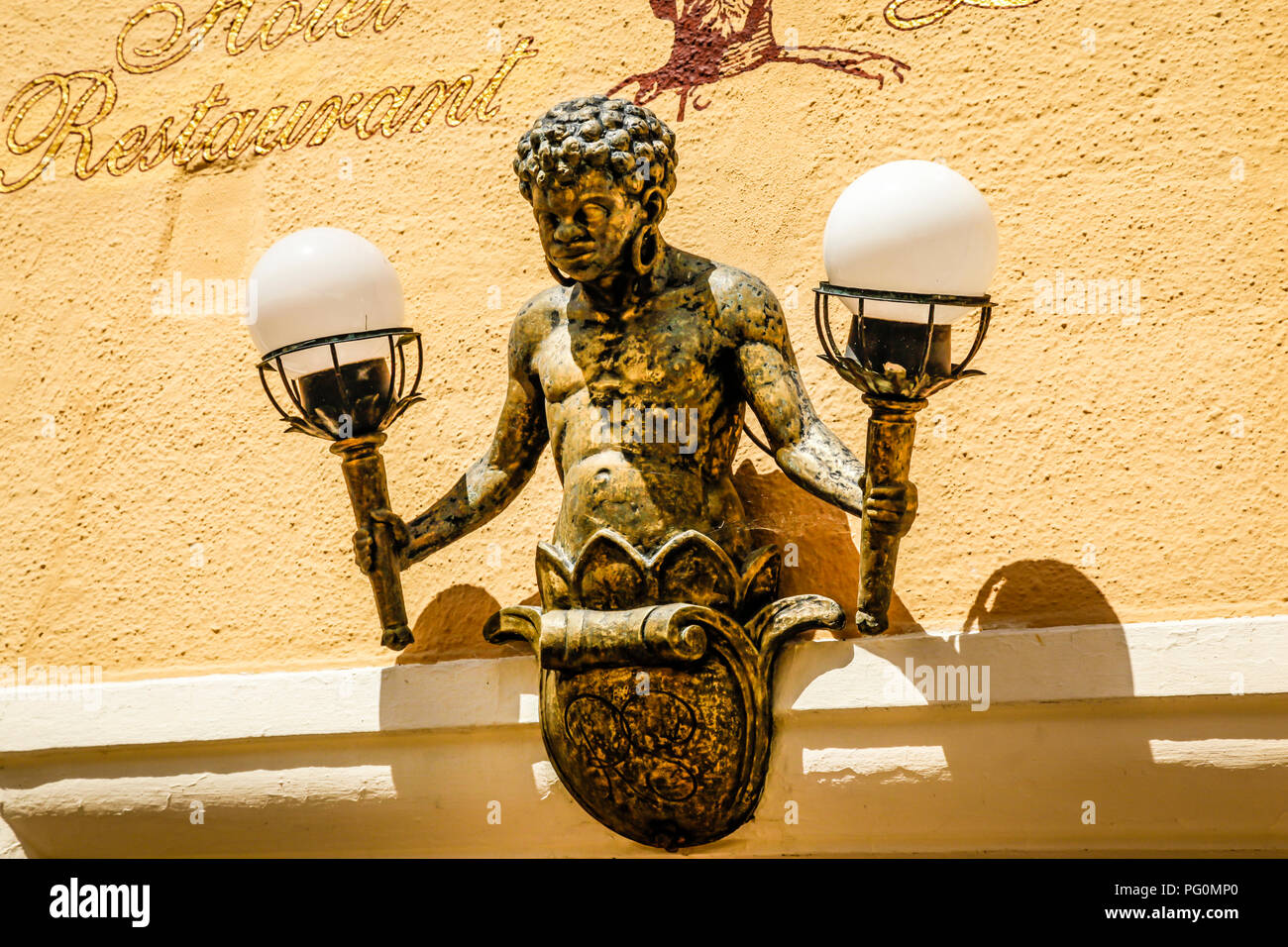 Reich verzierte Laternen über dem Eingang des Hotel Restaurant Ludwigs in Füssen, Deutschland Stockfoto