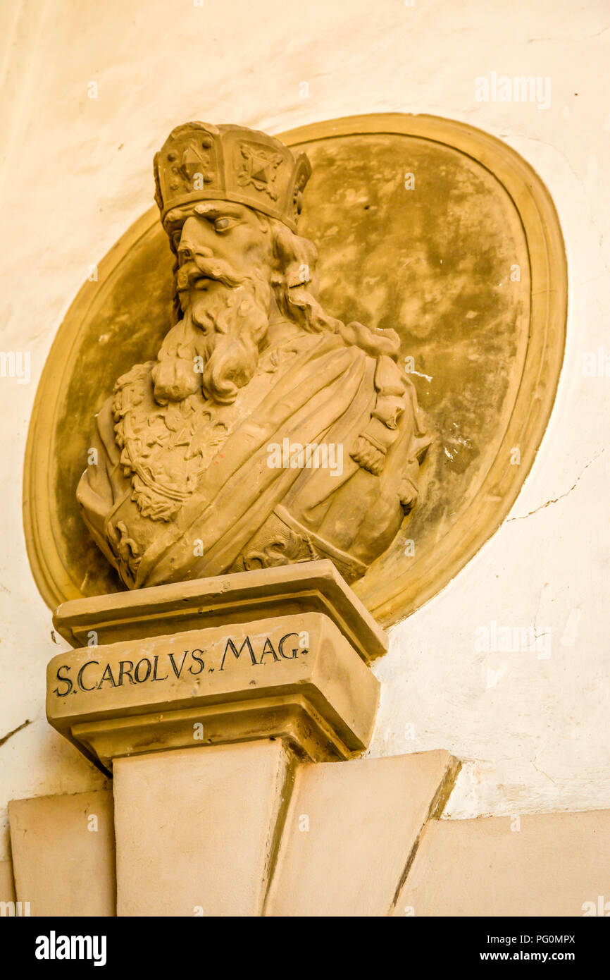 Architektonische statuaryl Um die mittelalterliche Hohe Burg und Museum in Füssen, Deutschland Stockfoto