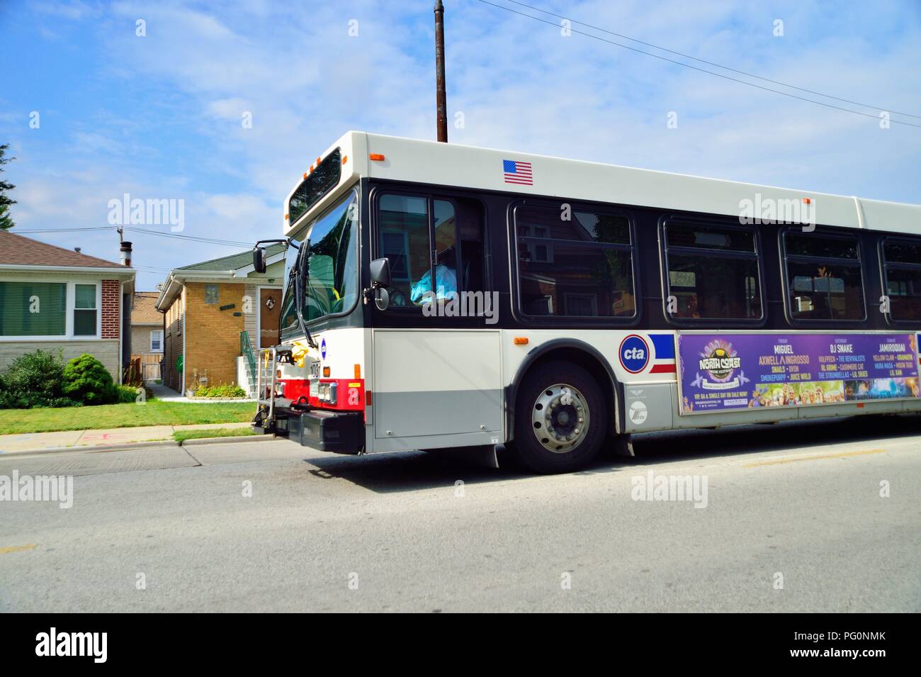 Chicago, Illinois, USA. Ein CTA Bus om Ihre Route auf der nordwestlichen Seite der Stadt. Stockfoto