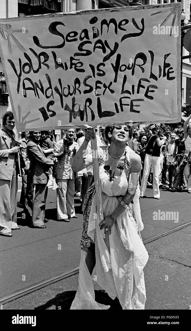 Gay Freedom Day Parade marcher trägt Zeichen, San Francisco, Kalifornien, USA, 1970er Jahre Stockfoto