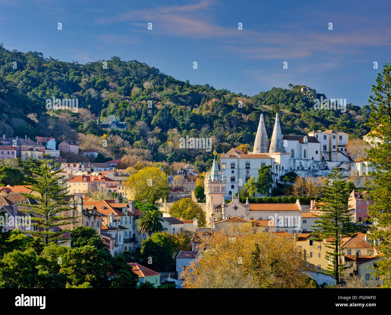 Portugal, die Küste von Lissabon, Sintra, Gesamtansicht mit dem Königlichen Palast und dem Rathaus Gebäude Stockfoto