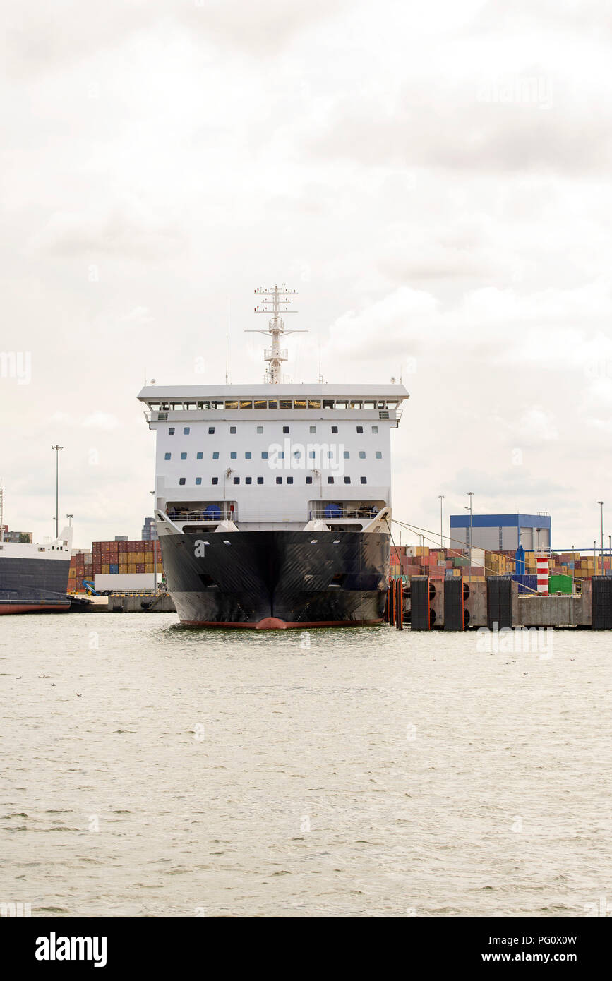 Vorderansicht des Schiffes im Hafen. Bewölkter Himmel. Stockfoto