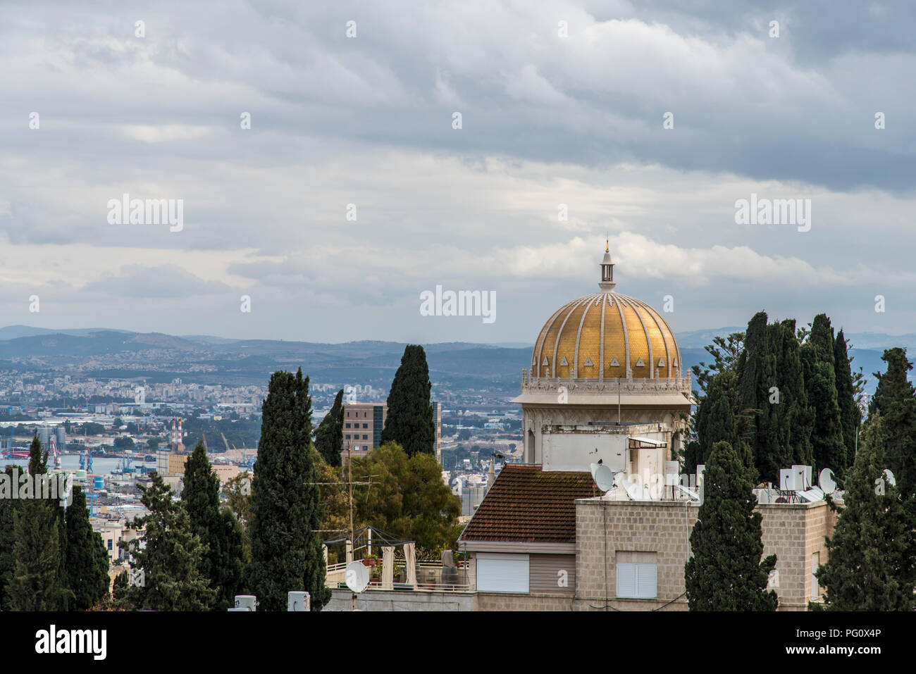 Haifa, Israel - Dezember 6, 2015: Bahai Gärten und Haifa Stockfoto