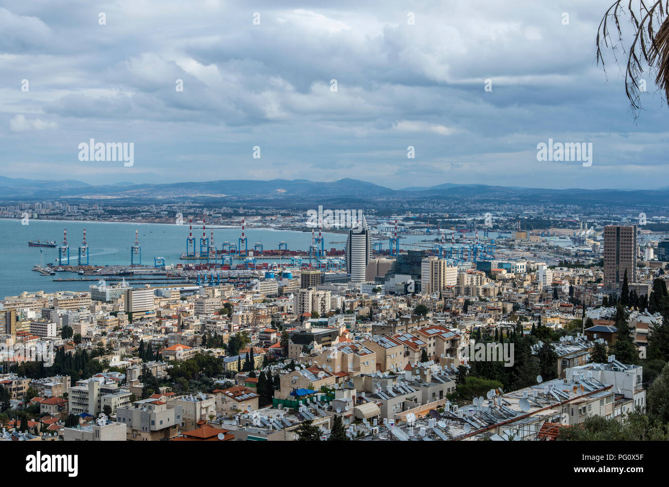 Haifa, Israel - Januar 2, 2016: Blick auf die Innenstadt von Haifa und Hafen und die Bucht von Haifa Stockfoto