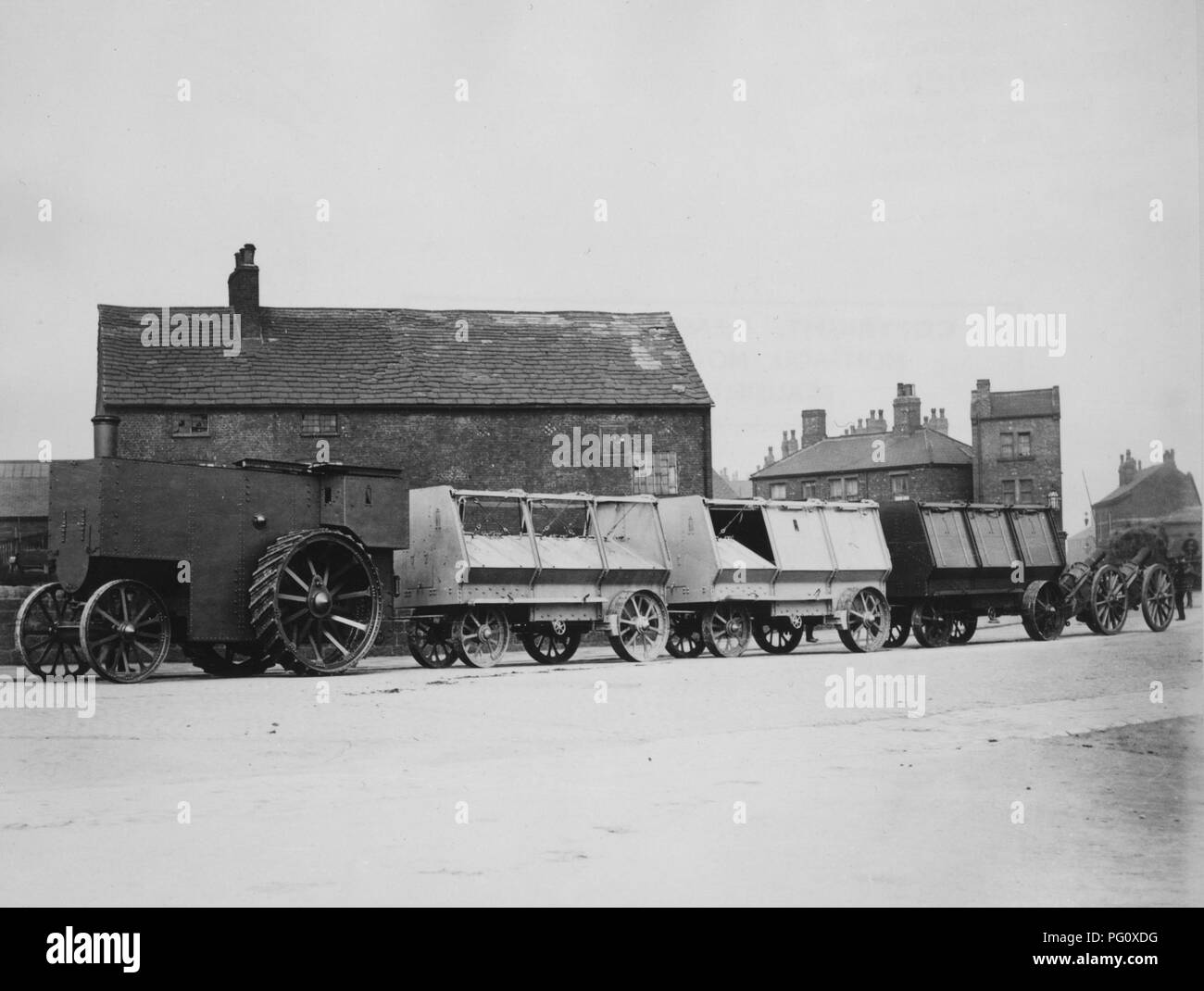 1900 Fowler gepanzerte Zugmaschinen mit Munition Zug Stockfoto