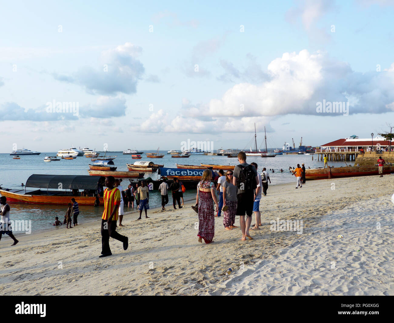 Menschen und Touristen am Strand in Stone Town, Sansibar, Afrika Stockfoto