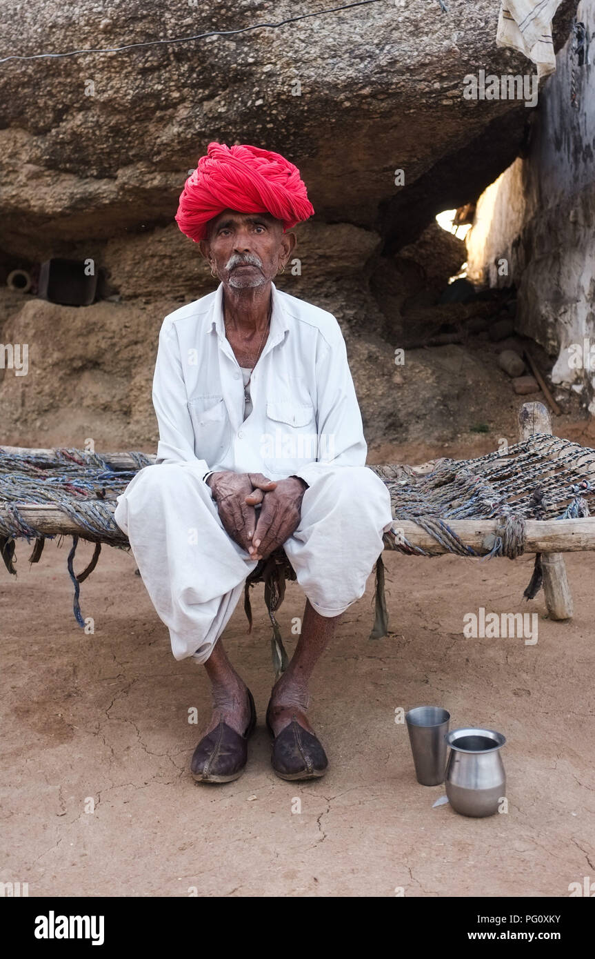 GODWAR REGION, INDIEN - 14 Februar 2015: Ältere Rabari Stammesangehörige mit großen roten Turban sitzen auf dem Bett. Rabari oder rewari sind eine indische Gemeinschaft in der Stockfoto