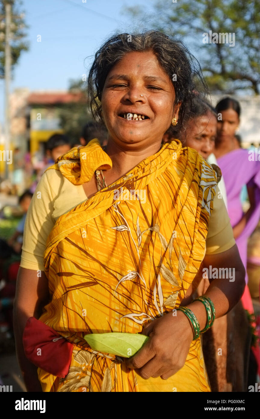 HAMPI, Indien - Februar 2, 2015: Portrait von traditionell gekleidete indische Frau in Markt lachen. Stockfoto
