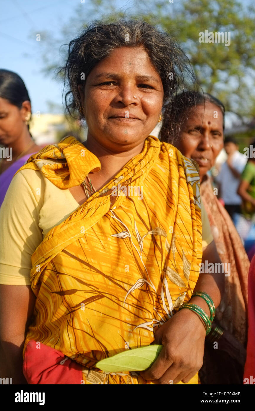 HAMPI, Indien - Februar 2, 2015: Portrait von traditionell gekleidete indische Frau im Markt. Stockfoto