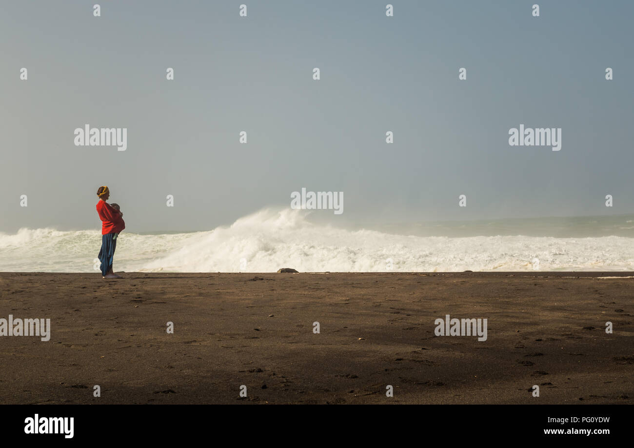 Frau mit Baby auf Ajuy Strand in Fuerteventura, Kanarische Inseln. Stockfoto