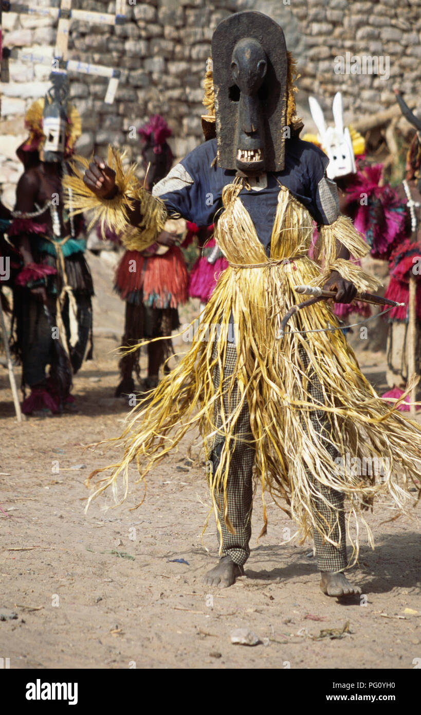 Tänzerin in Maske Tanz im Dorf Nombori, Dogon, Mali für redaktionelle NUR VERWENDEN Stockfoto