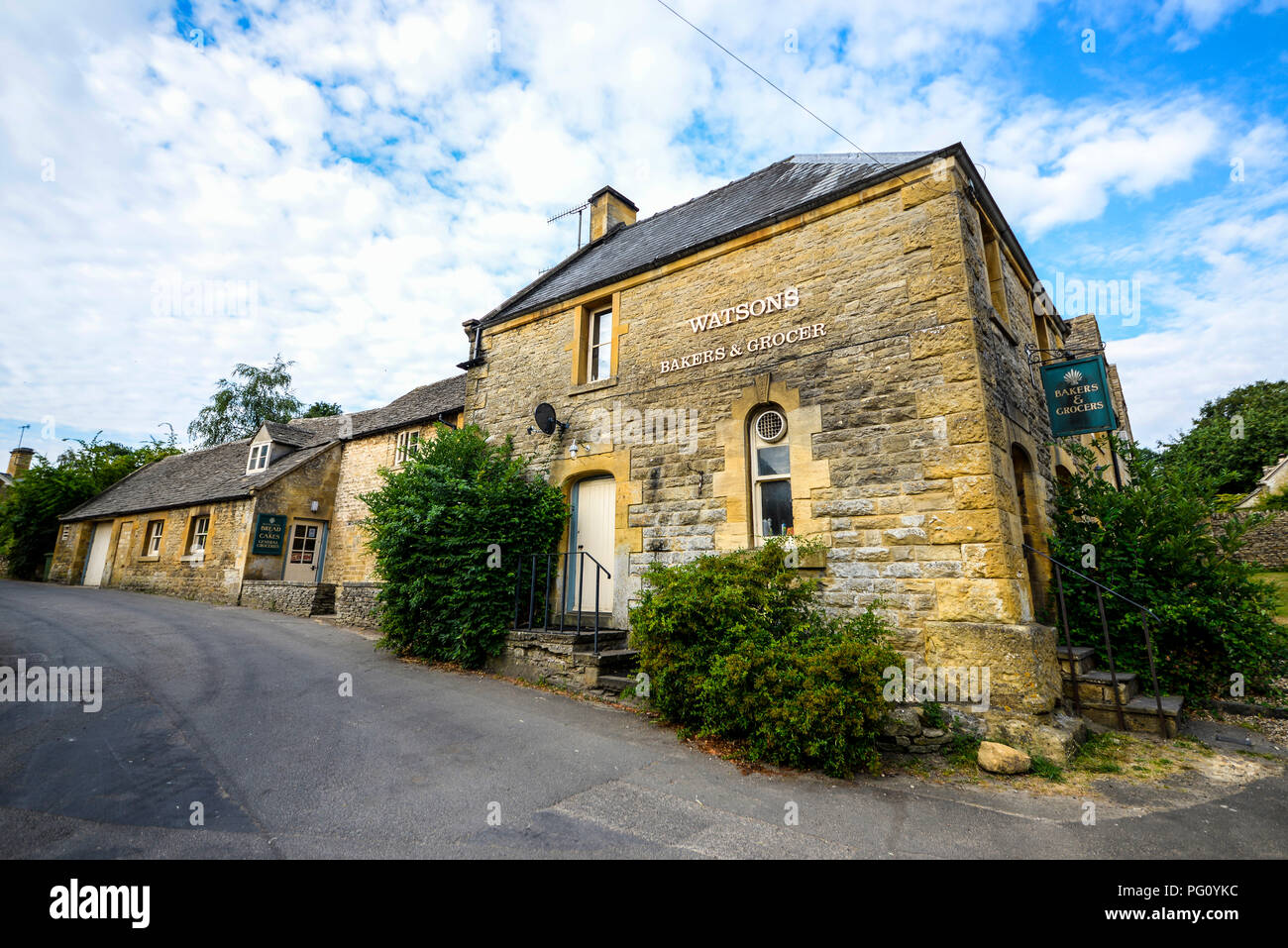 Watsons Bakers and Grocer in Guiting Power, einem kleinen Dorf in Gloucestershire in den Cotswolds, England Stockfoto