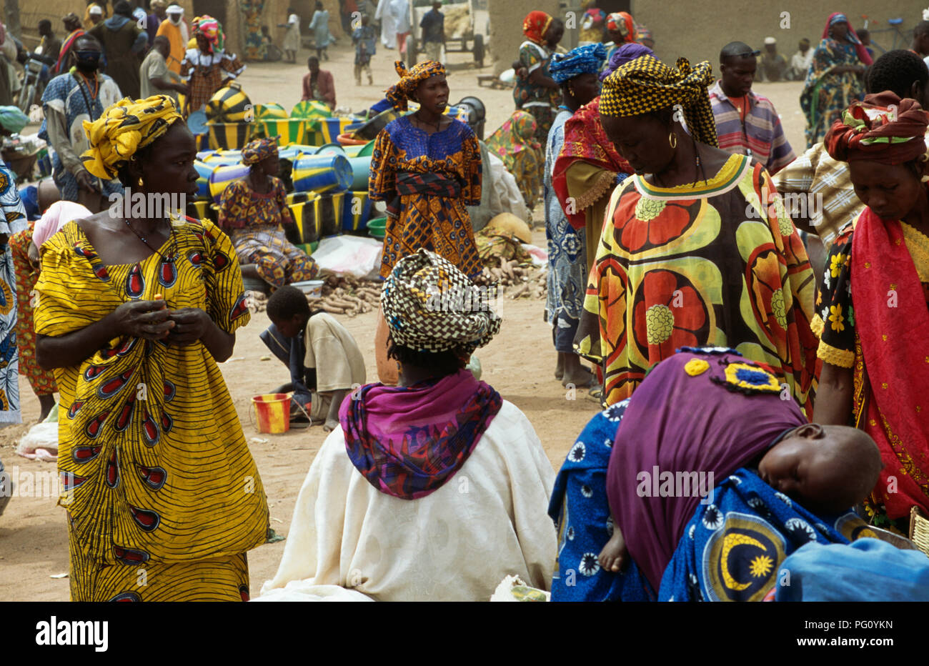 Farbenfroh gekleideten Frauen am Montag Markt in der Großen Moschee von Djenne, Mali für redaktionelle NUR VERWENDEN Stockfoto
