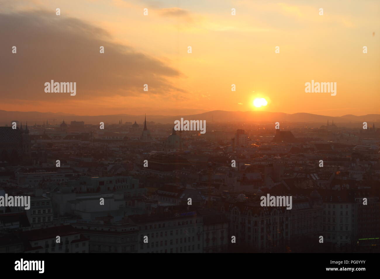 Blick über Wien Sonnenuntergang Horizont, Stephansdom Stockfoto