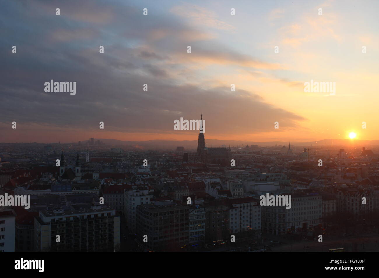 Blick über Wien Sonnenuntergang Horizont, Stephansdom Stockfoto
