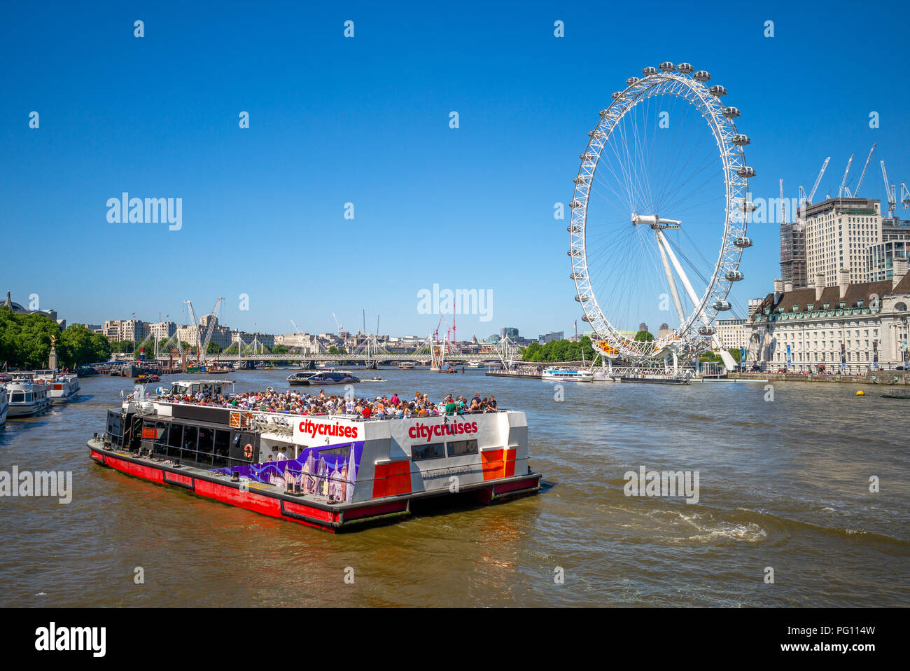 London, UK - 29. Juni 2018: Ufer der Themse in London mit dem Riesenrad London Eye Stockfoto
