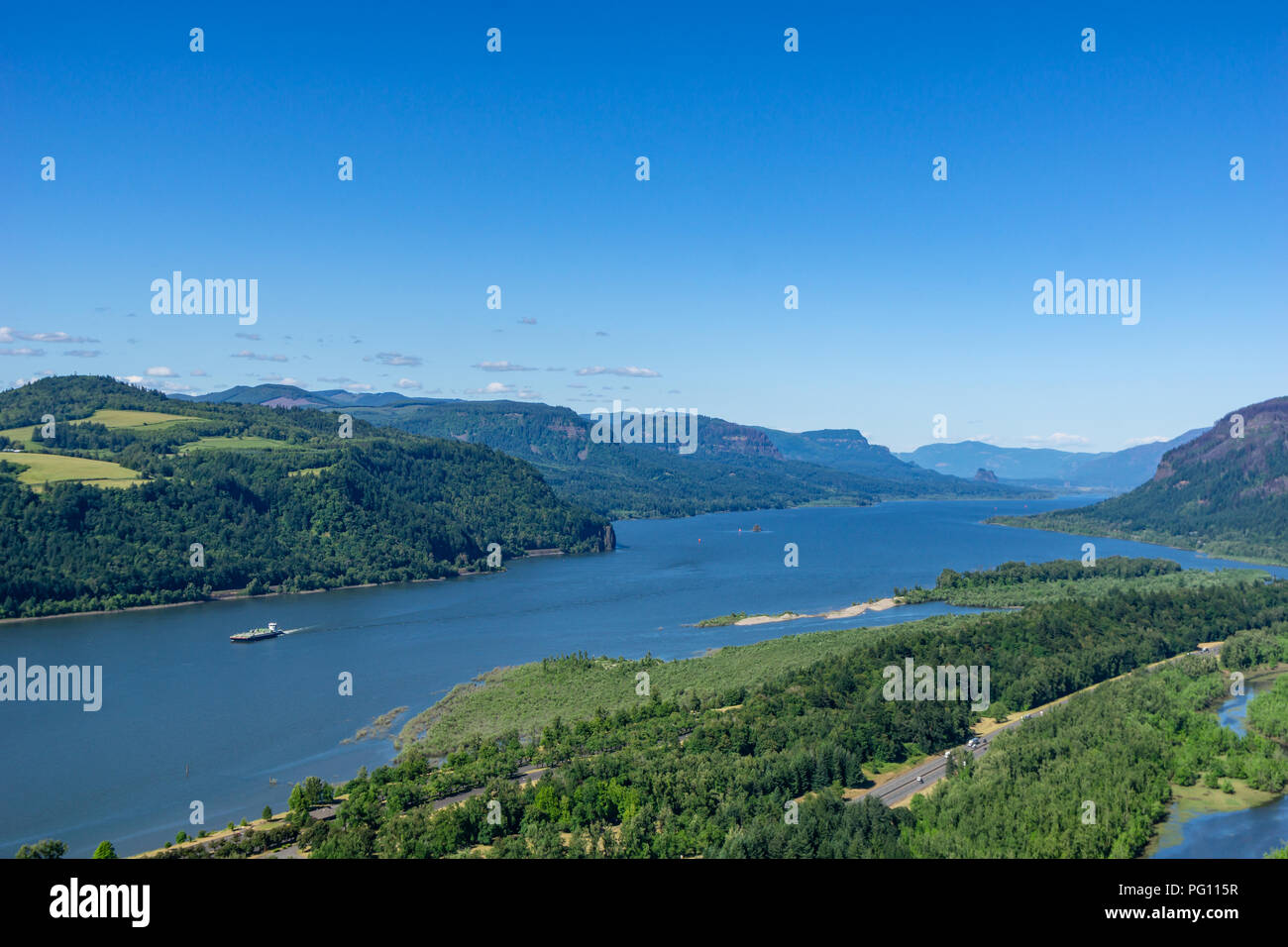 Blick auf den Columbia River Gorge in der Nähe von Portland an einem schönen Tag, Oregon, historischen US Route 30, Vista House, USA. Stockfoto