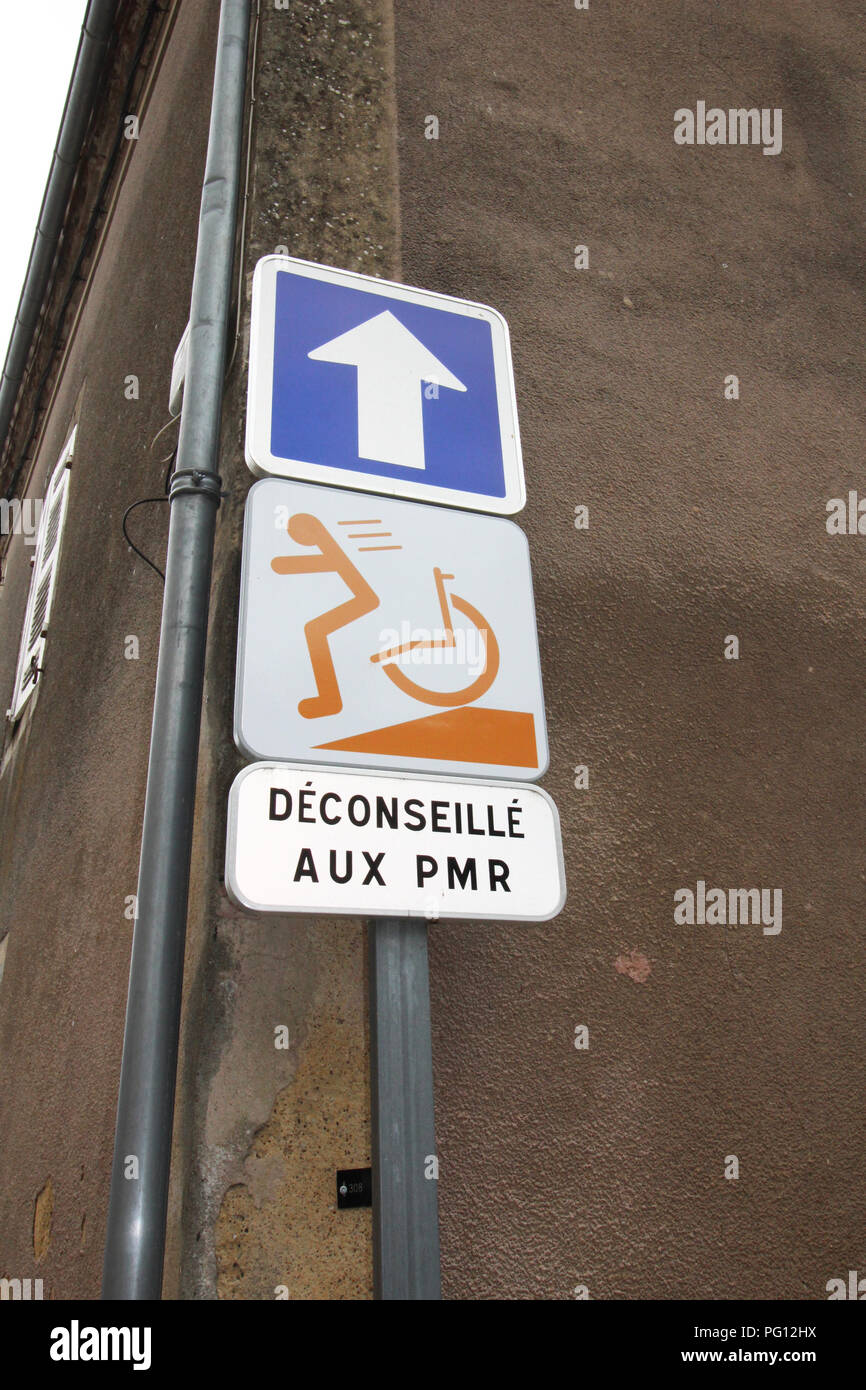 Hinweisschild für gefährlich, mit der für Rollstuhlfahrer der Zugang zu Fluss - Nicht geeignet für begrenzte Mobilität Stockfoto