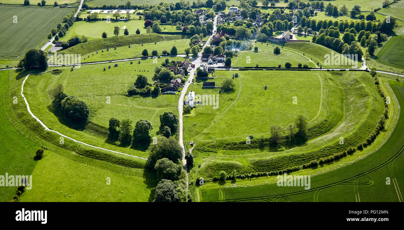 Luftaufnahme eines Steindenkmals im Dorf Avebury Wiltshire England Stockfoto