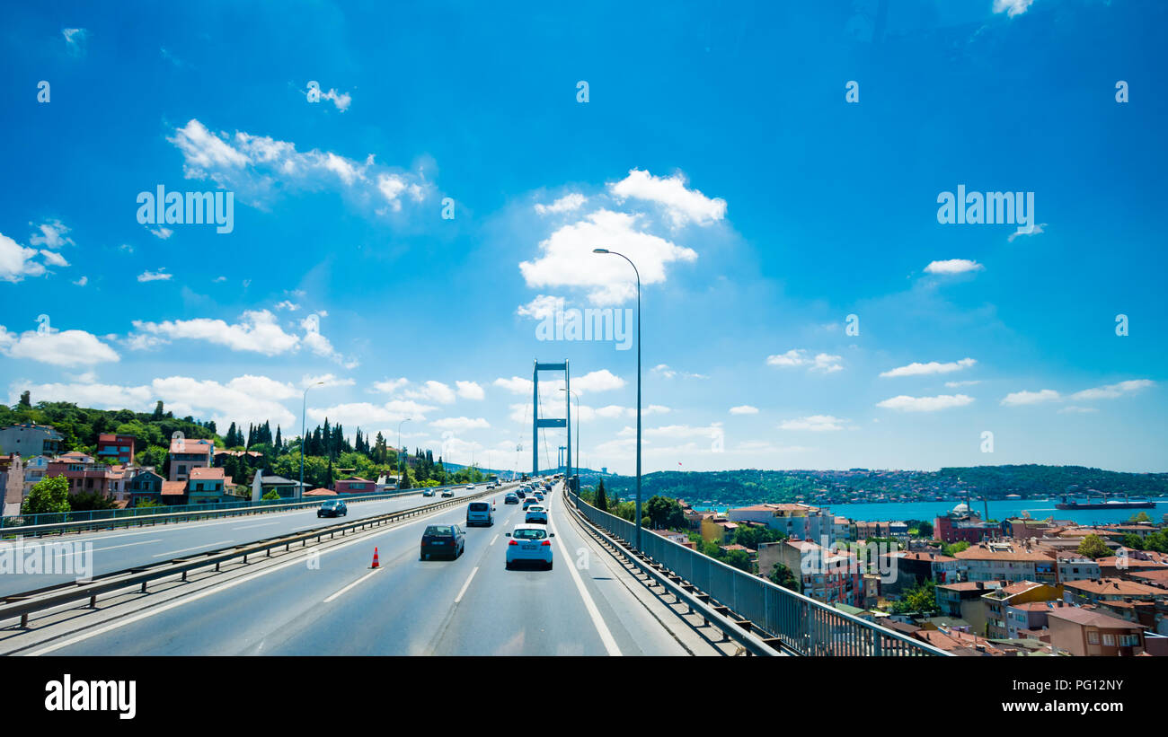 ISTANBUL, Türkei - 11. JULI 2017: Verkehr auf den Bosporus Brücke. Bridge auf dem Bosporus zwischen dem europäischen Wasserseite von Istanbul mit der asiatischen Gewässern Stockfoto