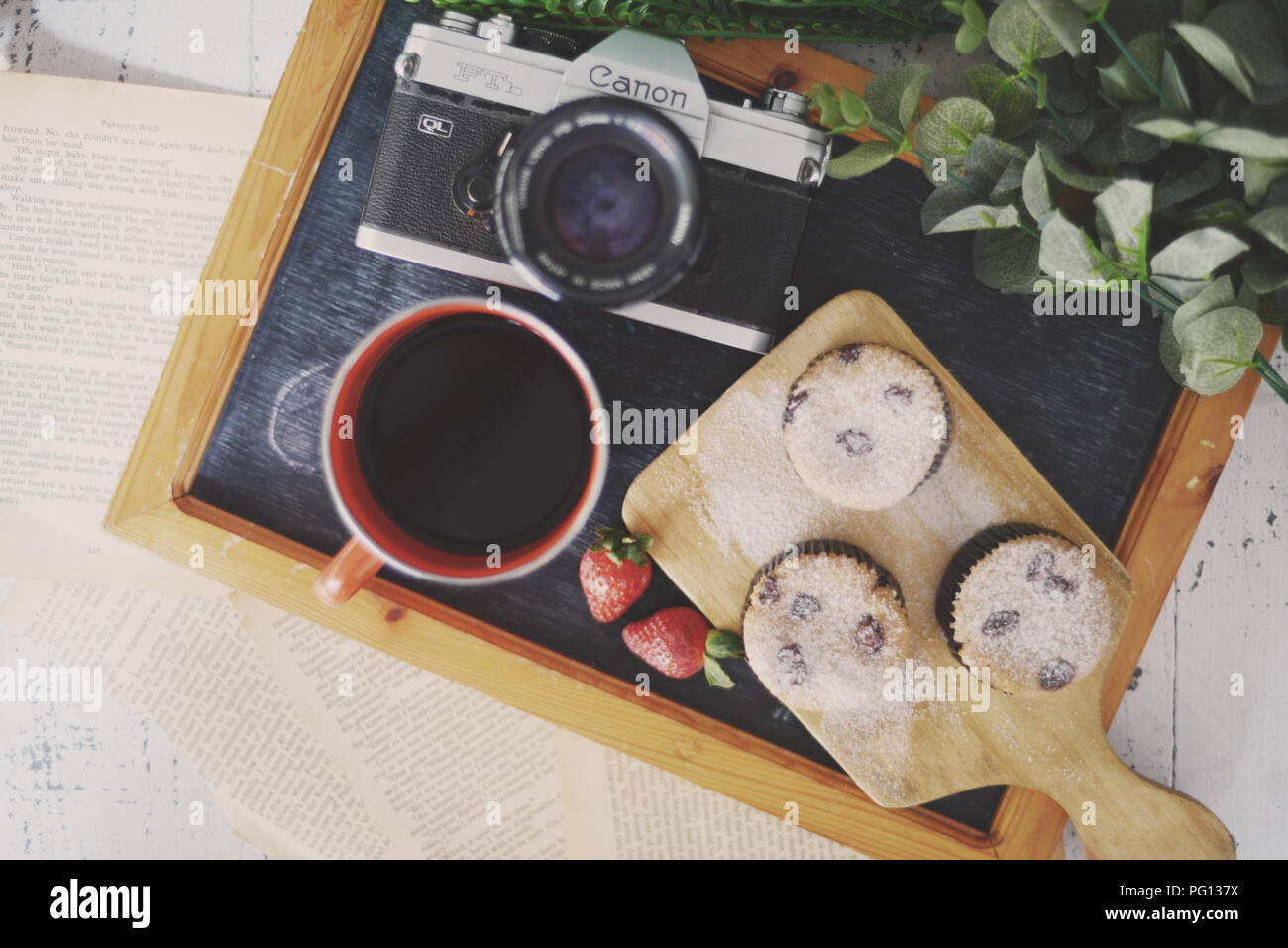 Fotografie von Kuchen, Erdbeer, Kaffee. Stockfoto