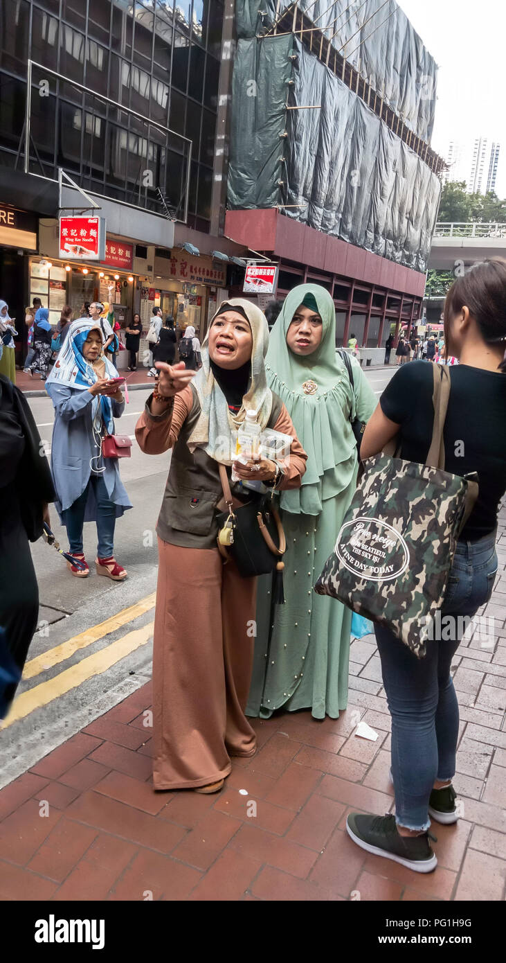 08.07.2018 Treffen der meist weiblichen, Filipino Arbeiter auf einer Straße in der Innenstadt von Hong Kong, China. Stockfoto