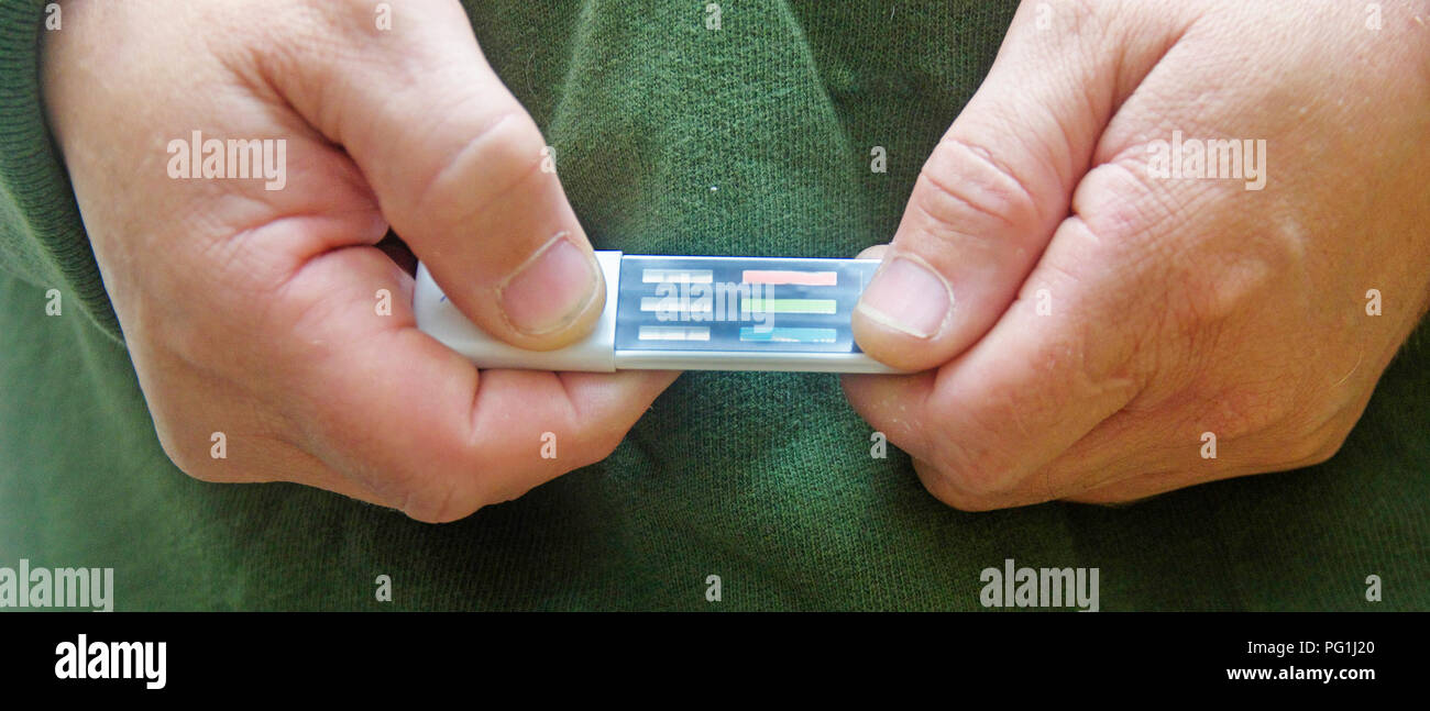 Multi Panel Drug Test Device auf der Hand. Stockfoto