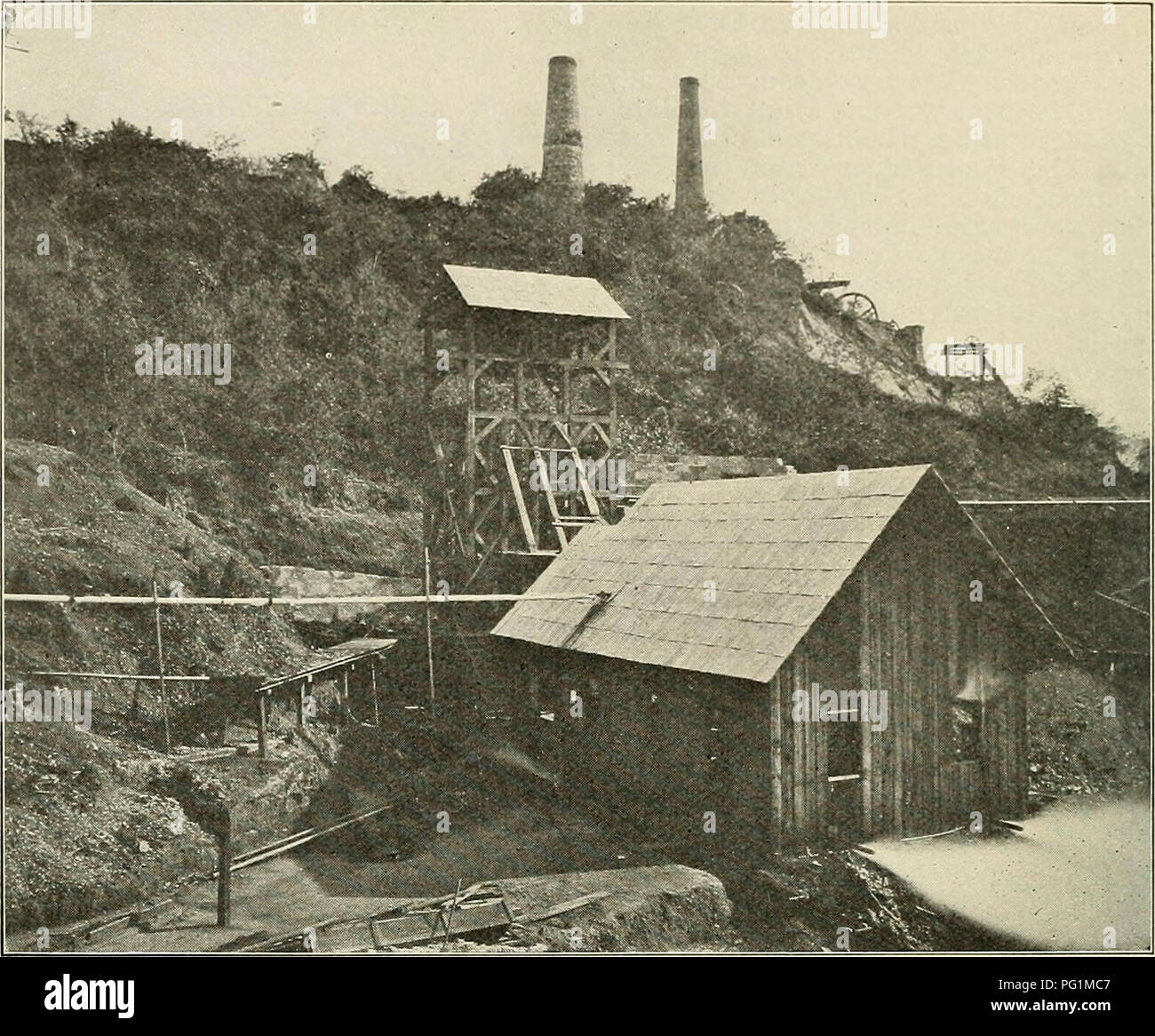 . Der Kuba zu überprüfen. 24 DIE KUBA zu überprüfen. San Juan gut im El Cobra Minen in der Provinz Oriente. Cobre Minas. Pozo de San Juan y maquinaria sobre el para la subida del Mineral.. Bitte beachten Sie, dass diese Bilder sind von der gescannten Seite Bilder, die digital für die Lesbarkeit verbessert haben mögen - Färbung und Aussehen dieser Abbildungen können nicht perfekt dem Original ähneln. extrahiert. Munson Steamship Line. New York: Munson Steamship Line Stockfoto