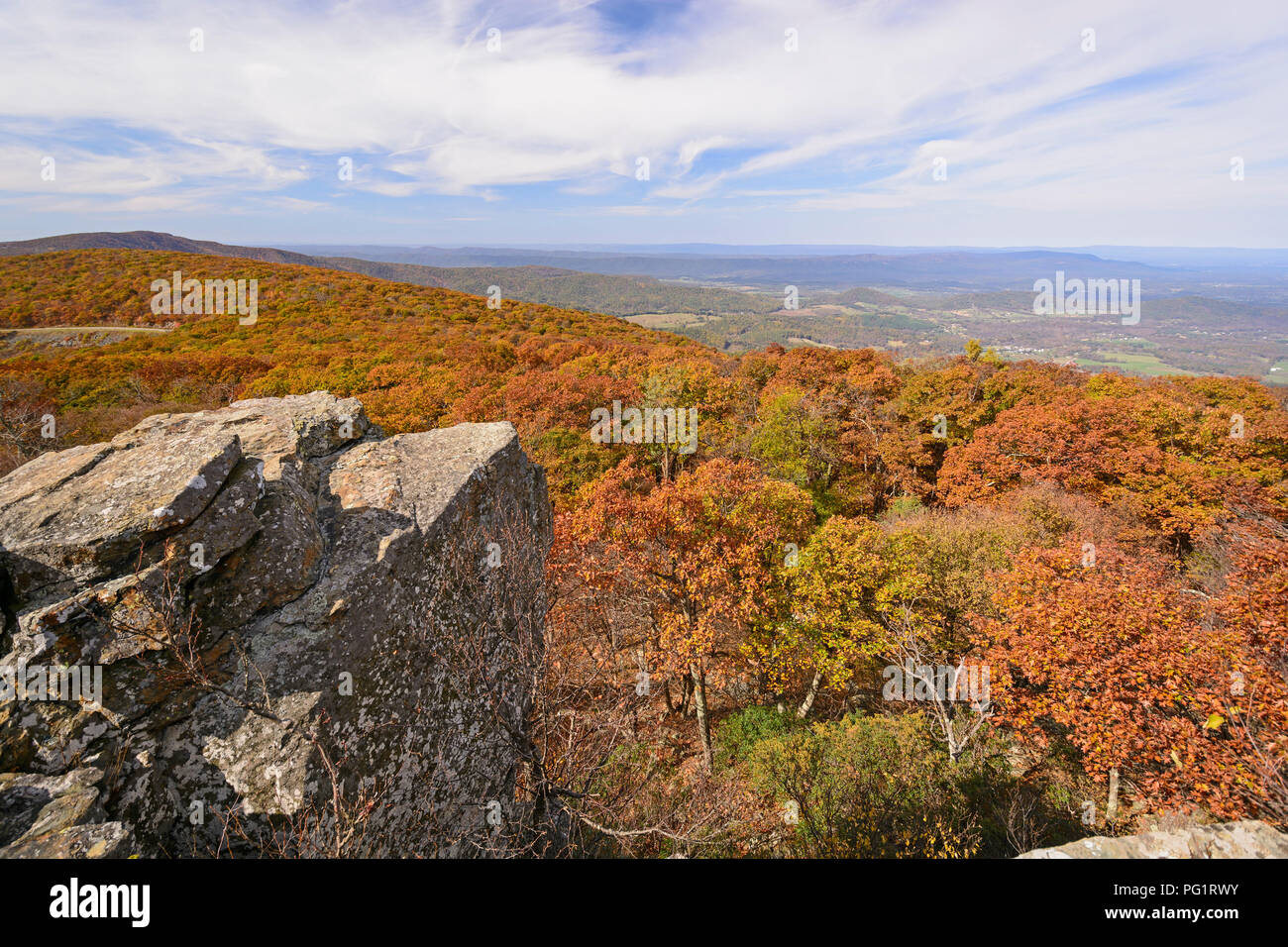 Herbst Farben von einem Felsvorsprung in Shenandoah National Park, Virginia Stockfoto