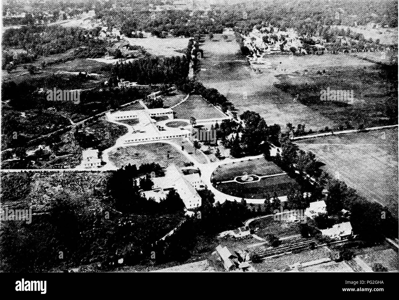 . Ein State Park Plan für New York, mit einem Vorschlag für den neuen Park Anleihe. Parks. Tlie Anzahl der Behandlungen, die von 1915 bis 1920 von 11,292 auf 53.000 erhöht. Die folgende Tabelle der Einnahmen von 1914 bis 1920 ist in-teresting: 1914, von State Reservation $ 1.085. 33 1915, durch staatliche Reservierung 14891. 22 1916, durch Erhaltung Kommission 59,518. 05 1917, durch Erhaltung Kommission 63,495. 67 1918, durch Erhaltung Kommission 81,773. 50 1919, durch Erhaltung Kommission 103,542. 30 1920, durch Erhaltung Kommission 68,555. 92 (1. Juli bis 31. Dezember - 6 Monate nur.) Die Buchung umfasst jetzt Abo Stockfoto