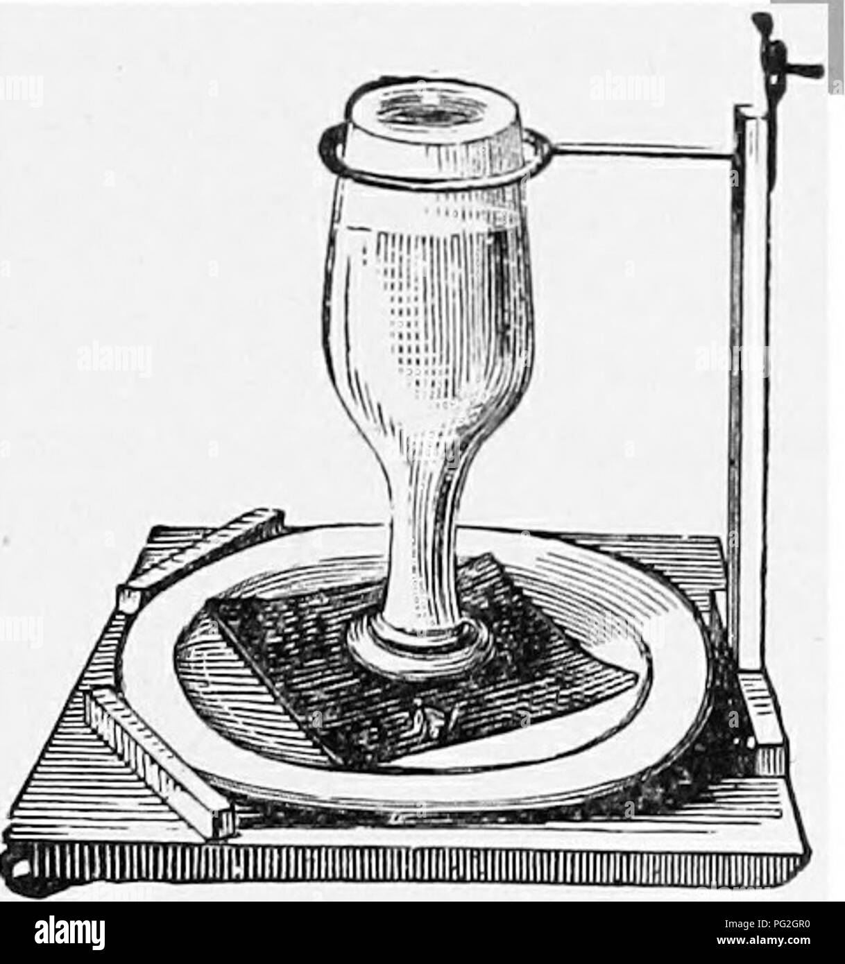 . Langstroth auf dem Hive und Honig-Biene. Bienen. Wasser. 129 Wasser. 271. Wasser ist notwendig, um die Bienen den Honig, die manchmal Granulate in den Zellen zu lösen, den Pollen zu verdauen und das Essen mit dem Sie füttern die larvse vorzubereiten. Sie können eine bestimmte Menge Brut ohne Wasser heben, aber sie scheinen immer mehr oder weniger zu leiden in Folge (663). Im Winter, die sie züchten, aber wenig, und die Feuchtigkeit, die an den Wänden der Hive kondensiert ist im Allgemeinen ausreichend. Doch Ave haben festgestellt, dass, sobald die Bienen sind aus dem Keller (653), wenn die Temperatur ausreichend warm ist, Stockfoto