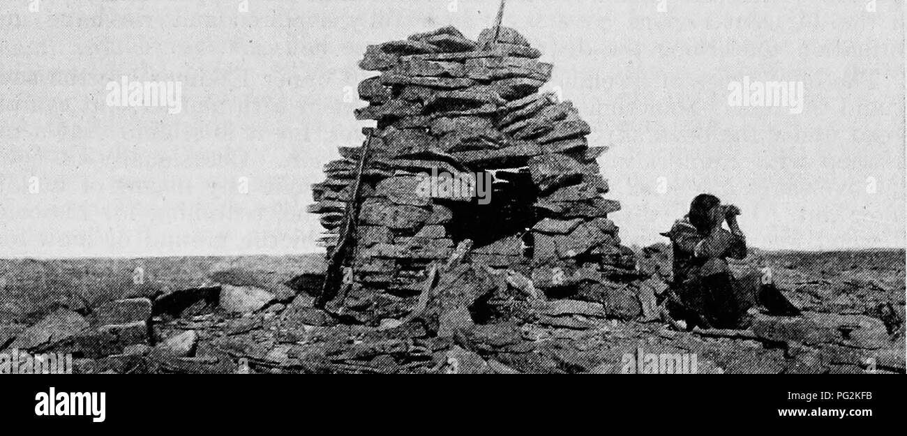 . Bericht der Kanadischen Arktis Expedition 1913-18. Wissenschaftliche Expeditionen. Wohnungen 57 Die frühen Entdecker gefunden Steinhütten auf den Inseln der Abwehr Archipel ähnlich denen, die immer noch von den Ureinwohnern Smith Sound verwendet werden.^ Herr Stefans - Sohn entdeckte eine dieser Hütten in der Nähe der Mündung des Flusses Kimiryuak, aber seine Kupfer Eskimo Begleiter hatte Angst, ihn eingeben -^ warum weiß ich nicht, da die anderen Einheimischen haben häufig im Inneren.^ Kapitän Bernard fand einen anderen auf Bell Insel nicht weit von den Ruinen der Holz und sod Häuser der westlichen Eingeborenen; er ausgegraben, die Th Stockfoto